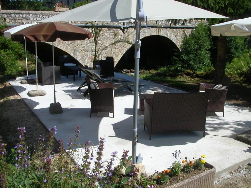 Logis Hotel Restaurant Les Cevennes Saint-Cirgues-en-Montagne Exterior foto